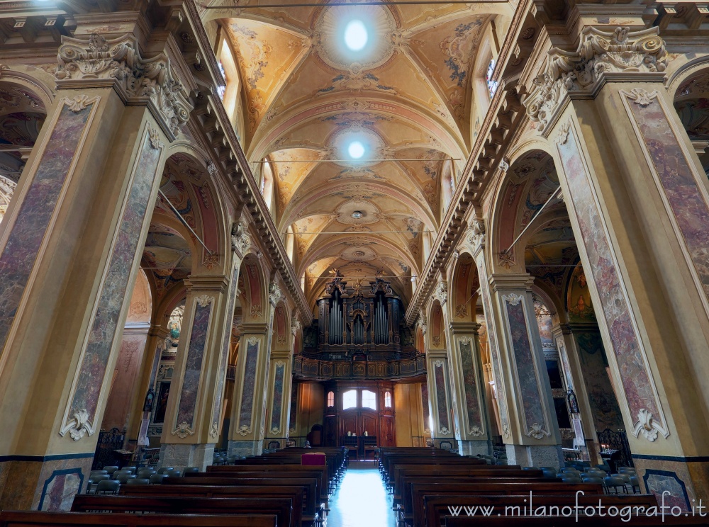 Vimercate (Monza e Brianza) - Navata centrale del Santuario della Beata Vergine del Rosario